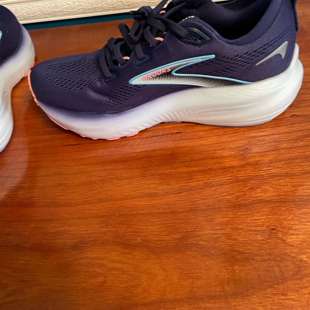 Brooks 7.5 Glycerin running shoes. - Picture 2 of 10